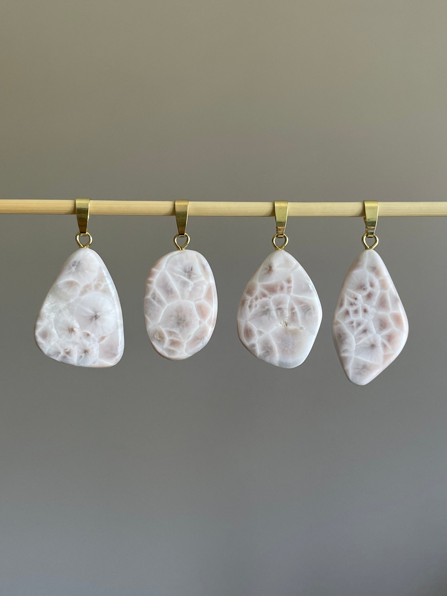 Pink Larimar (Natrolith) Anhänger Gold