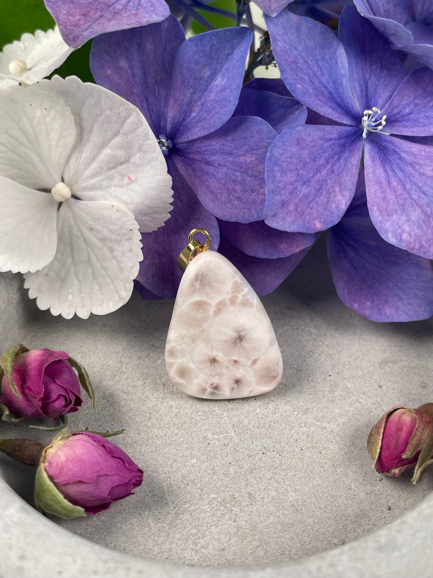 Pink Larimar (Natrolith) Anhänger Gold