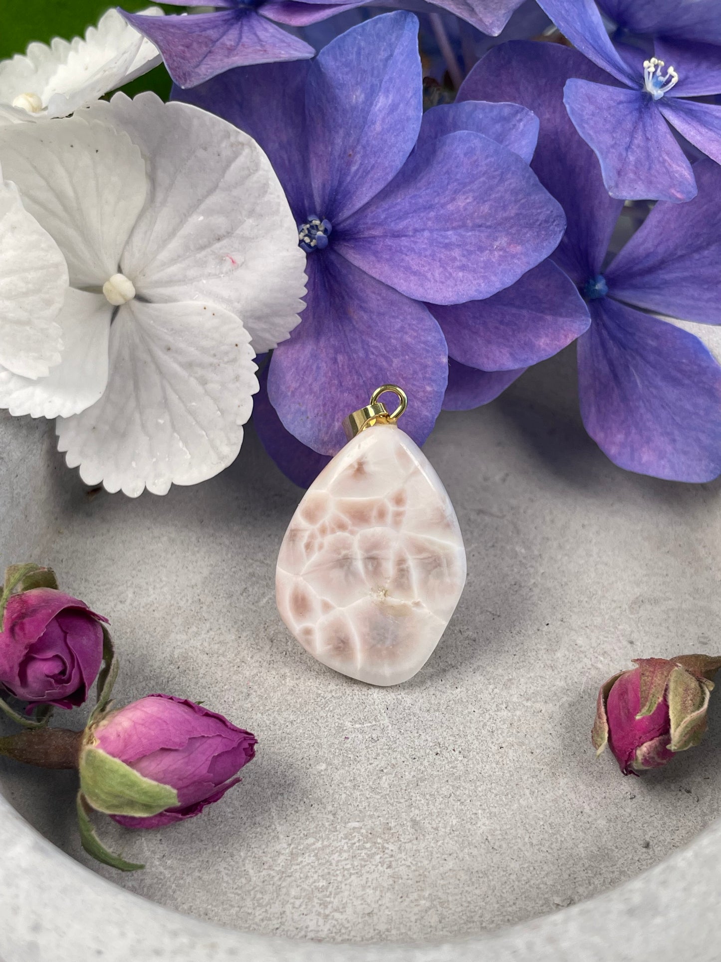 Pink Larimar (Natrolith) Anhänger Gold