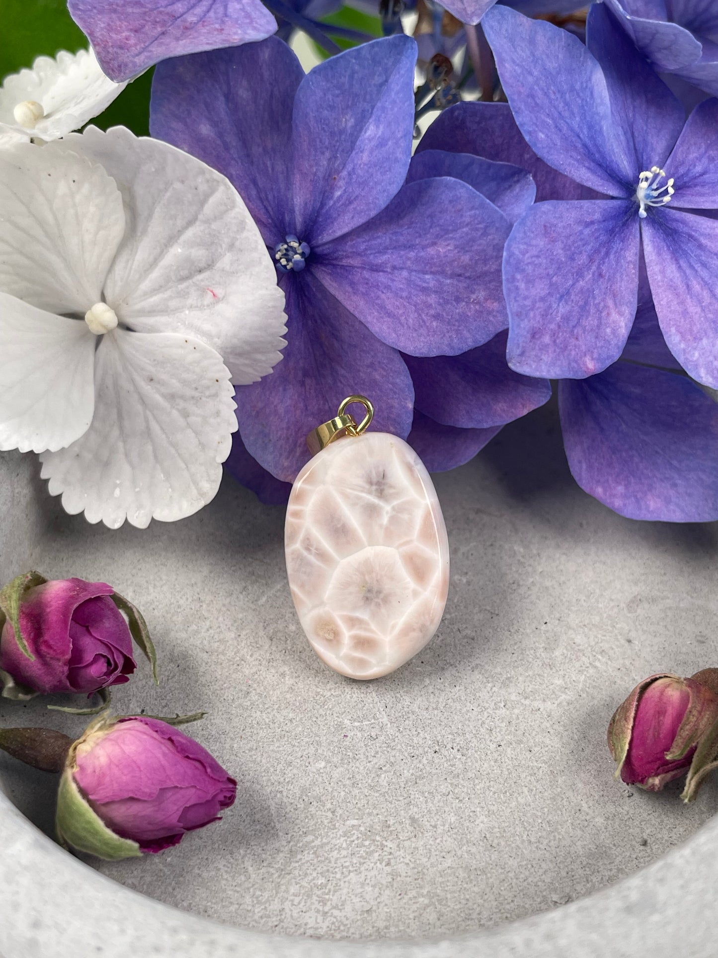 Pink Larimar (Natrolith) Anhänger Gold