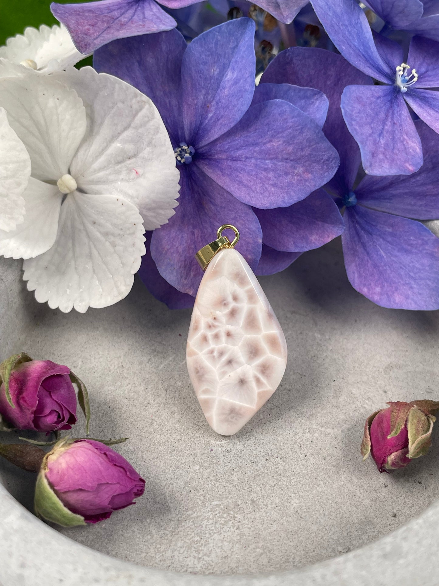 Pink Larimar (Natrolith) Anhänger Gold
