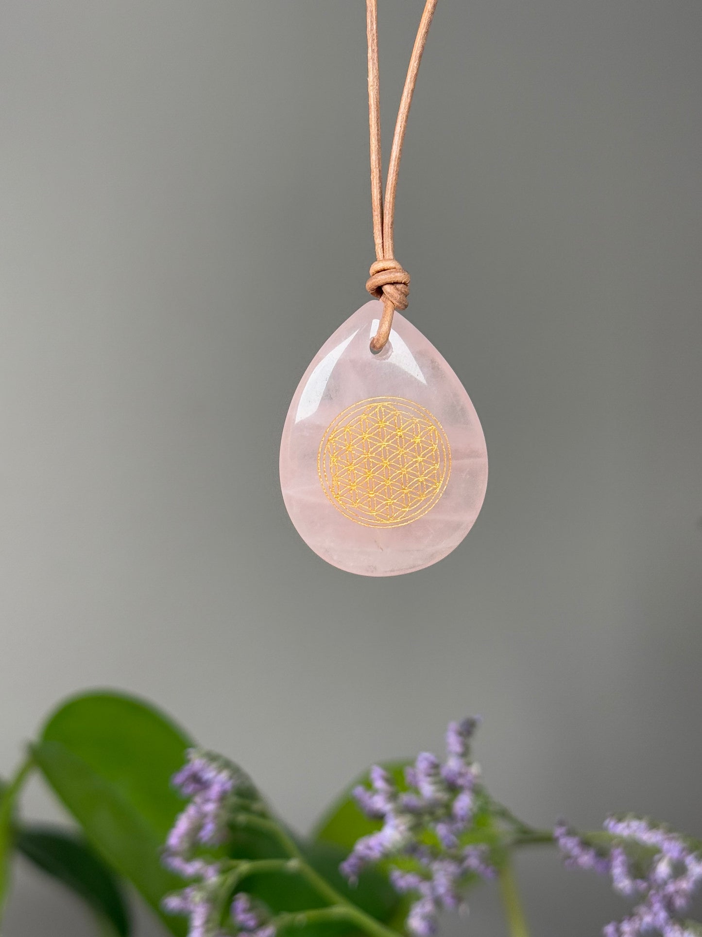 Tropfenanhänger mit Blume des Lebens
