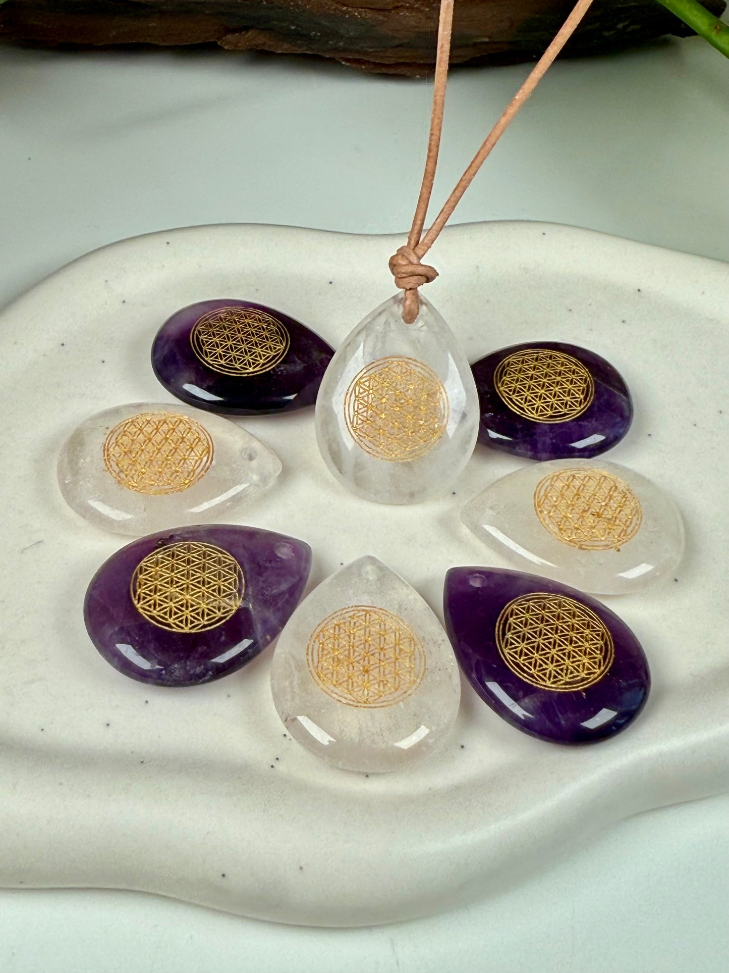 Tropfenanhänger mit Blume des Lebens