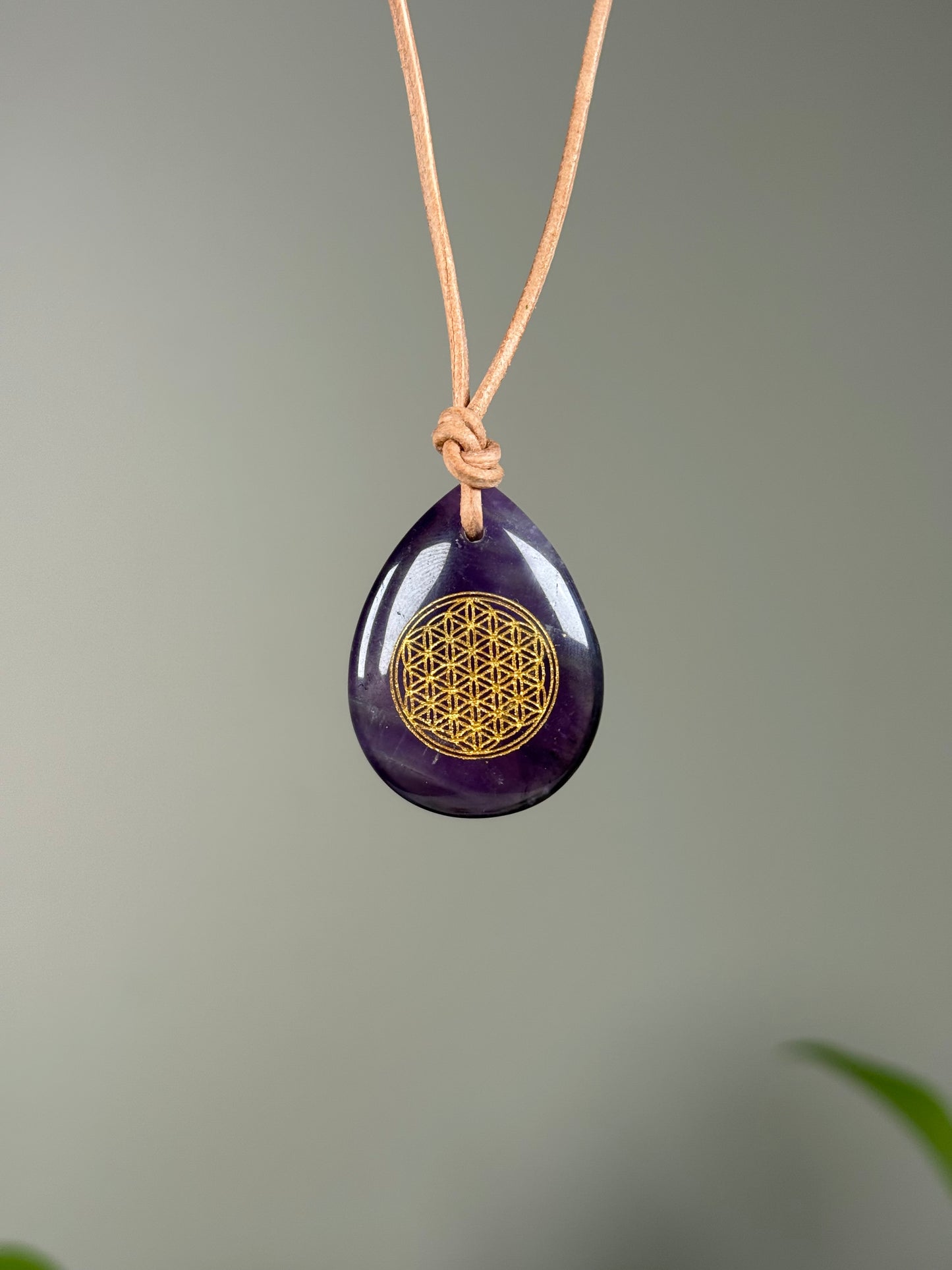 Tropfenanhänger mit Blume des Lebens