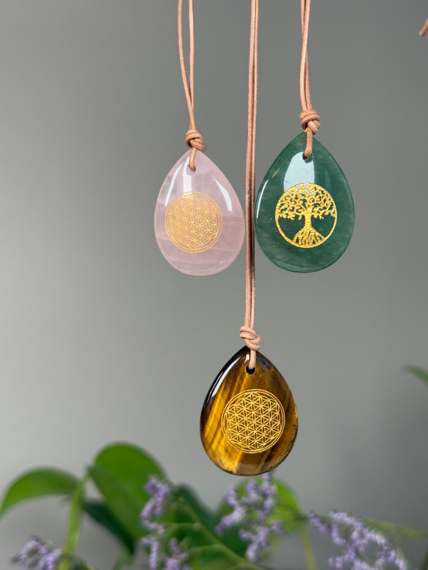 Tropfenanhänger mit Blume des Lebens