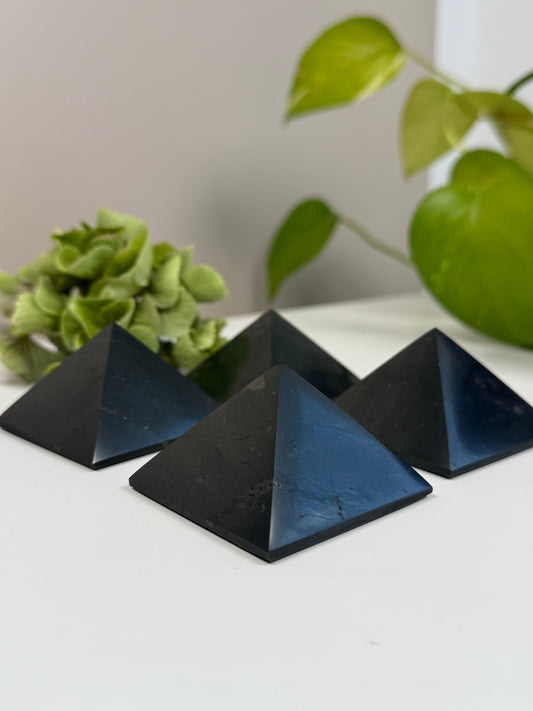 Schungit Pyramide