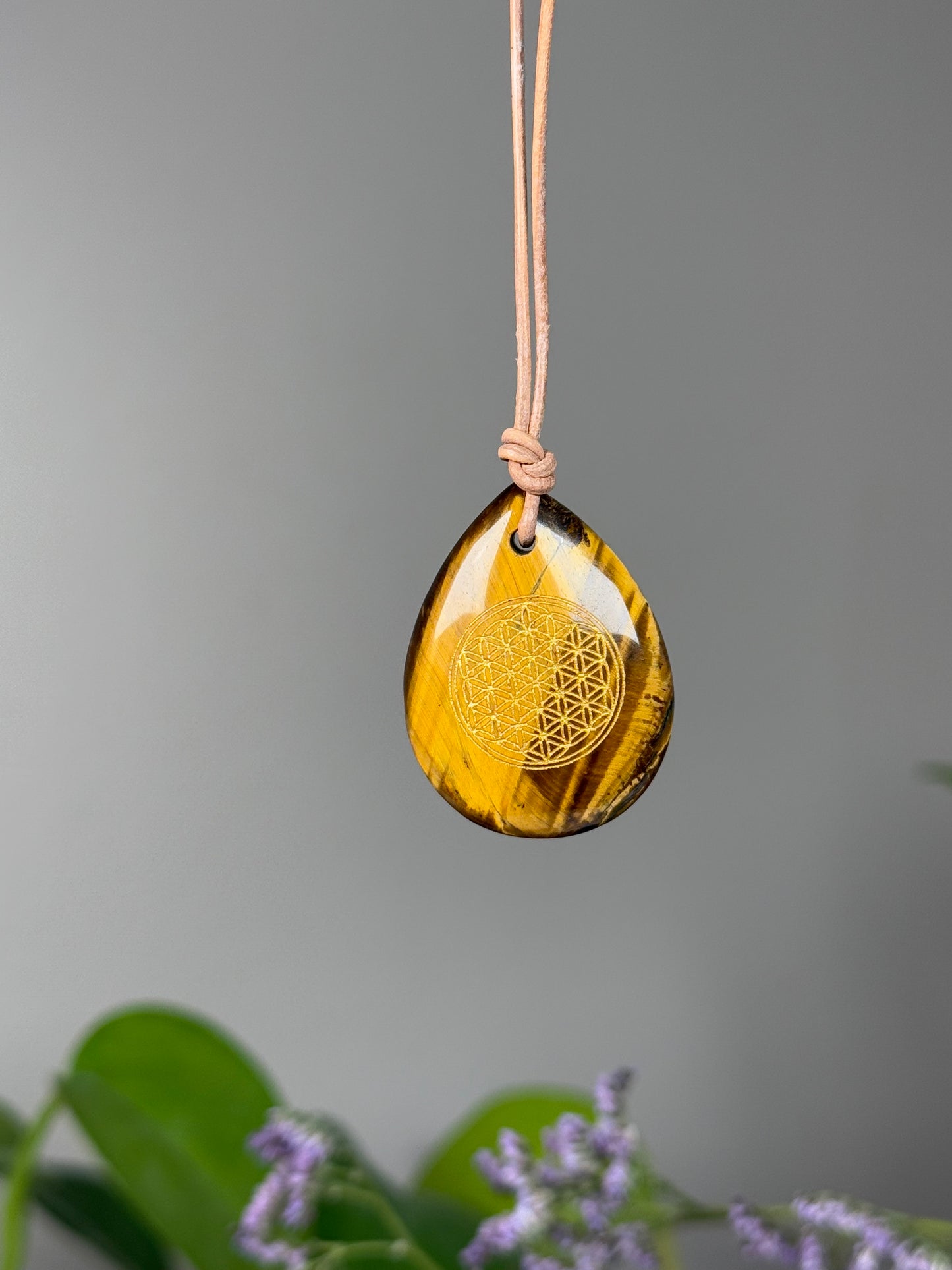 Tropfenanhänger mit Blume des Lebens