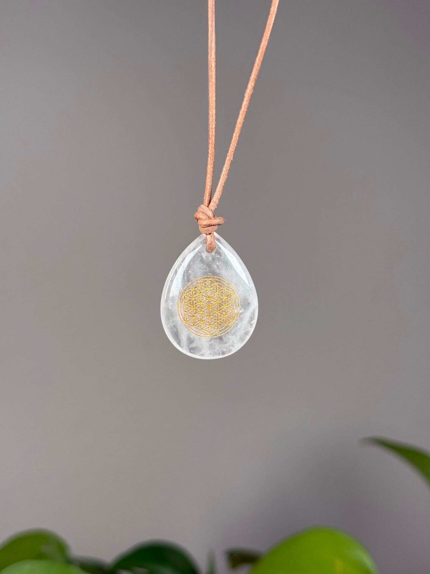 Tropfenanhänger mit Blume des Lebens