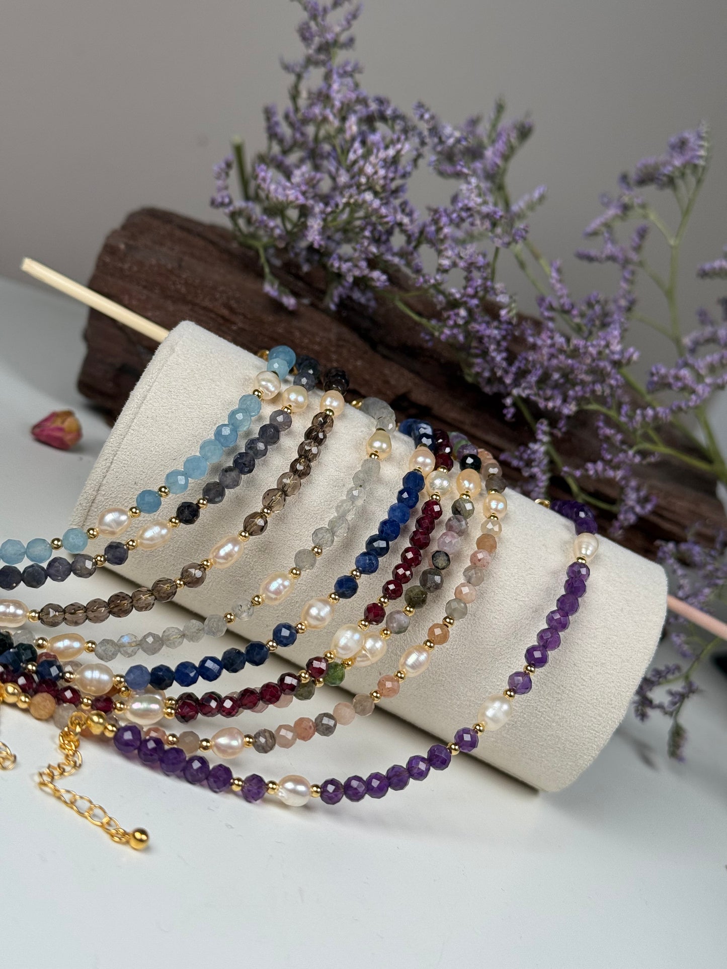 Zarte Edelsteinarmbänder