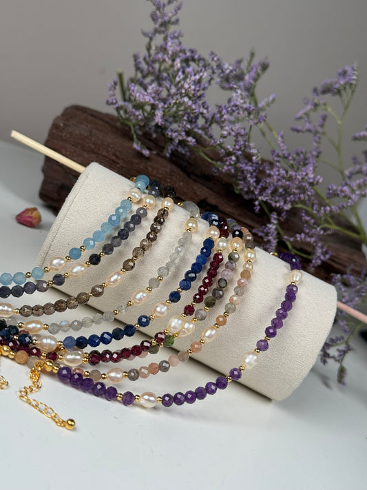 Zarte Edelsteinarmbänder